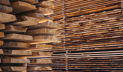 stock de bois de charpente